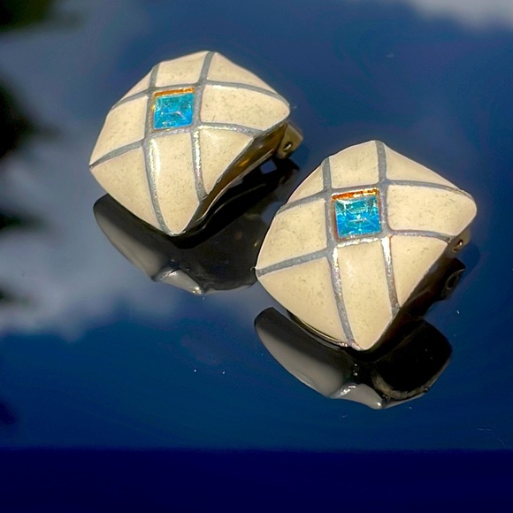 Gold Earring Pair - Picture 2 of 12